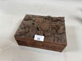 une petite boîte en bois ornée d'un motif floral