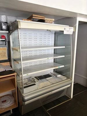 une vitrine qui contient de nombreux objets