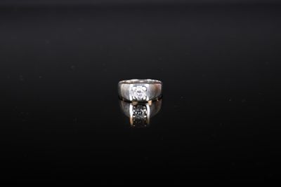 gros plan d'une bague en diamant sur une surface noire