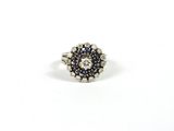 gros plan d'une bague en diamant et saphir sur fond blanc