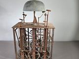 une petite cage métallique contenant une horloge