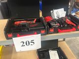 de nombreux outils qui se trouvent sur les rayons du magasin