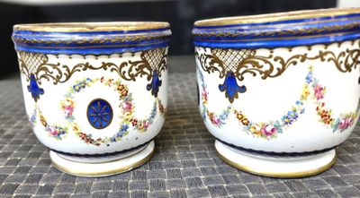 deux vases posés sur une table