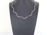 gros plan d'un collier sur un mannequin sur fond blanc