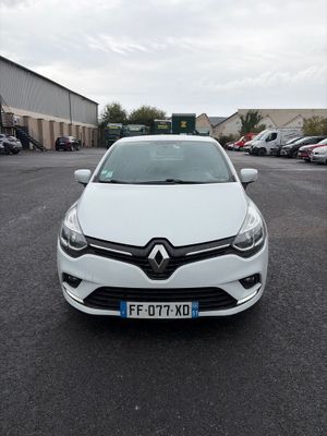 la vue de face d'une voiture blanche garée dans un parking