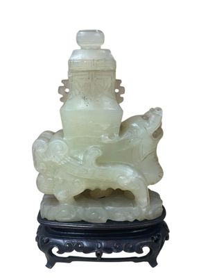 PETIT VASE COUVERT en jade céladon pâle posant sur une chimè…
