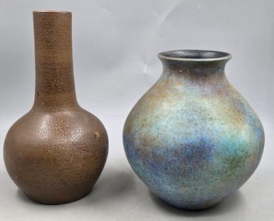 deux vases posés l'un à côté de l'autre sur une table