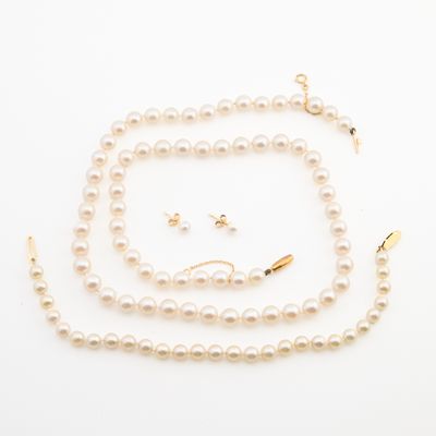 un ensemble composé d'un collier de perles et de boucles d'oreilles