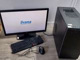 un ordinateur de bureau posé par terre à côté d'un clavier et d'une souris