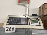 une photo d'une balance posée sur une étagère dans un magasin