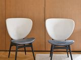 deux chaises assises l'une à côté de l'autre dans une pièce
