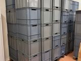une grande pile de caisses au milieu d'une pièce
