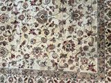 une photo d'un grand tapis oriental posé sur un parquet