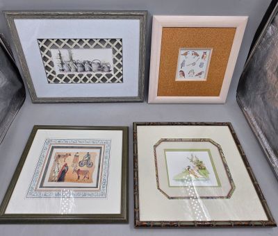 Trois photos encadrées représentant des personnes et un chien sont exposées dans une vitrine.