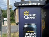 un panneau au bord de la rue sur lequel on peut lire simplement « queen »