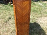 une armoire en bois qui se trouve dehors, dans l'herbe