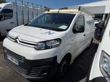 une camionnette blanche garée sur un terrain