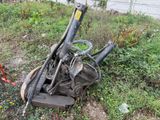 une vieille moto abandonnée dans l'herbe