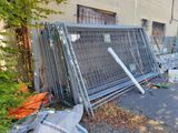 de nombreuses barrières métalliques au bord de la rue