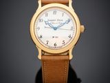 gros plan d'une montre sur une surface noire