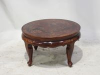 Table basse en bois laqué, à décor gravé et peint de volatil…