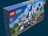 une boîte contenant un ensemble Lego City, sur fond bleu