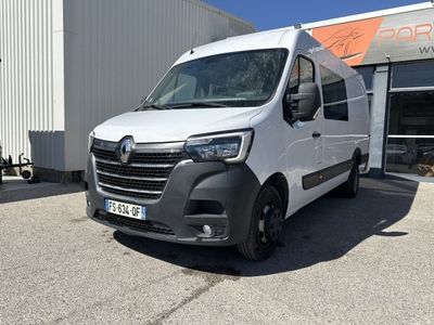 une camionnette blanche garée devant un bâtiment