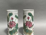 paire de vases chinois ornés de lotus et de feuilles