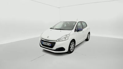 la petite voiture blanche est garée dans une pièce blanche