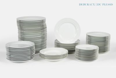 beaucoup d'assiettes empilées les unes sur les autres