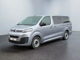 La camionnette argentée est garée dans une pièce blanche.