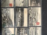 une photo en noir et blanc représentant un tas de vieilles cartes postales