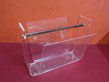 porte-revues en acrylique transparent posé sur un support violet