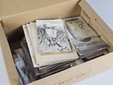une boîte remplie de vieux livres sur une table