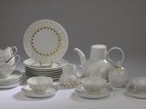 beaucoup de vaisselle et de tasses blanches sur la table