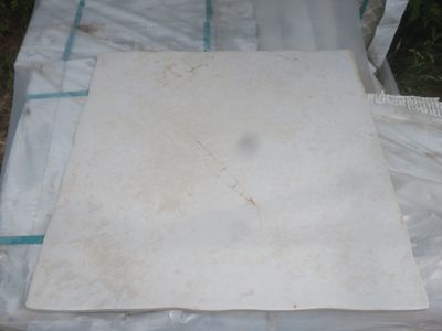 une photo d'un morceau de marbre blanc posé sur une feuille de plastique