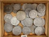 une boîte remplie de pièces d'argent posée sur une table