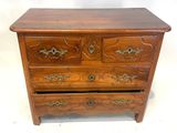 une image d'une commode en bois avec des sculptures ornementales