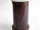 une petite table en bois avec un plateau en marbre sur fond blanc