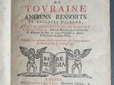 un vieux livre sur lequel figure l'image de deux anges