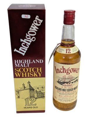 une bouteille de whisky de malt des Highlands à côté d'une boîte