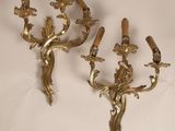 paire d'appliques murales anciennes en laiton avec fleurs et feuilles