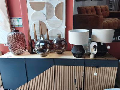une table sur laquelle sont posées deux lampes, dans un salon