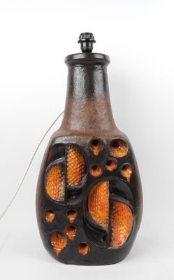 un vase marron et noir orné de motifs orange