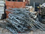 un gros tas de bric-à-brac au milieu d'un jardin