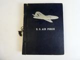 un livre noir sur lequel figure l'image d'un avion