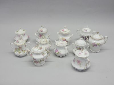 une image représentant un ensemble de théières et de soucoupes en porcelaine