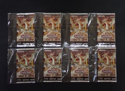 Six paquets de decks Yu-Gi-Oh! sont posés sur une surface noire.