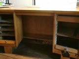 un bureau en bois avec des tiroirs et un tiroir en dessous