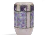 un vase orné d'un motif violet et bleu